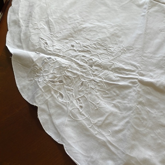 White cotton cutout floral pattern embroidery oval 66” x 97” tablecloth - Picture 12 of 13